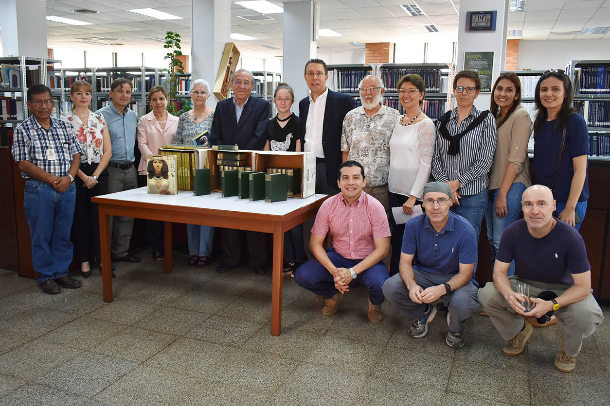 Gastón Mejía donó dos colecciones de libros a la biblioteca UPSA