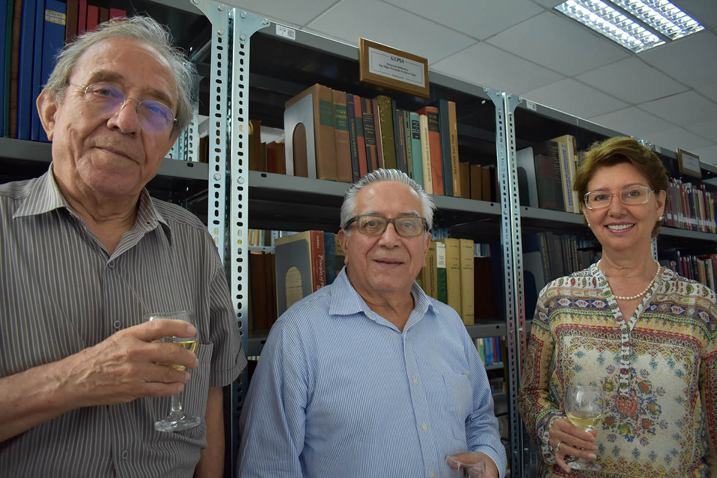 Fernando Pacheco donó libros a la biblioteca UPSA